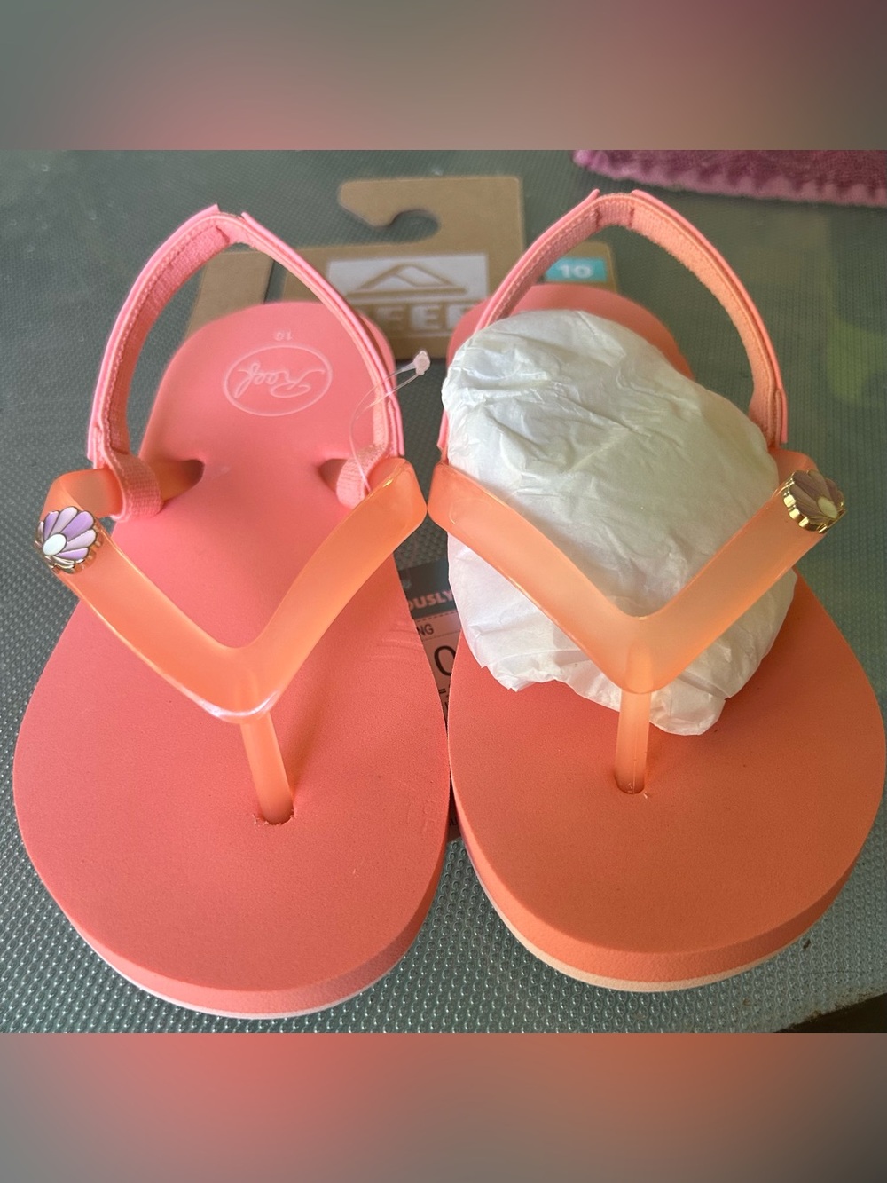 NWT- Girl’s 10 T Reef Peach Flip Flop Sandals with Shell Charm Accent